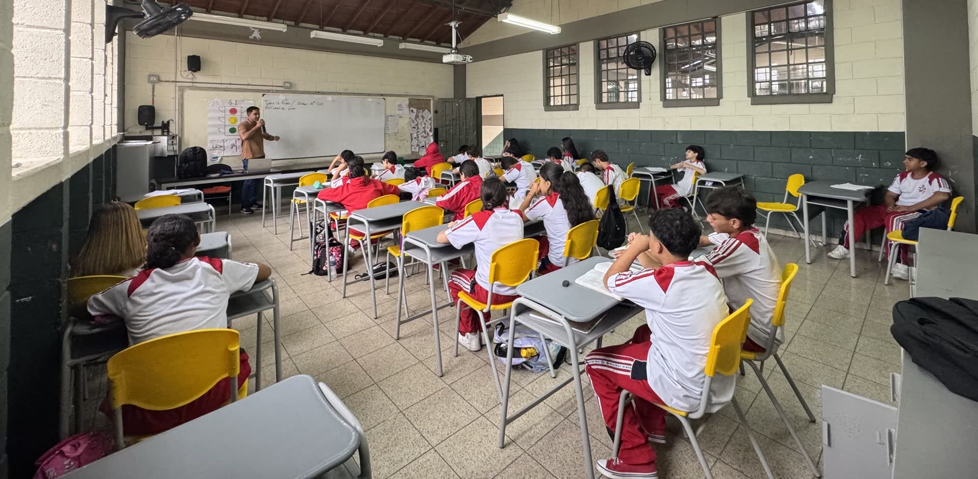 Grupo de estudiantes con el uniforme del colegio en la cancha
