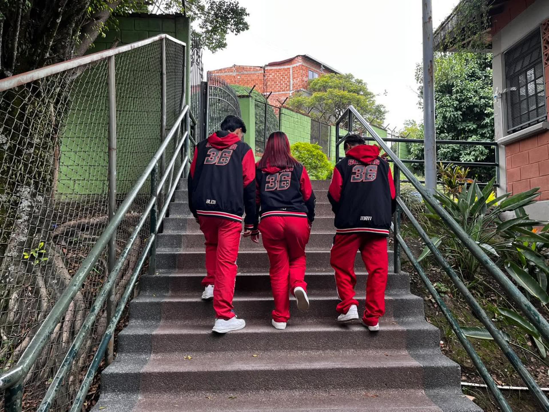 Estudiantes trabajando en computadores portátiles en el aula